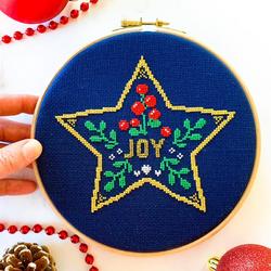 Kerst borduurpakket Joy| Deel 3 van trio borduurpakketten | Inclusief Donkerblauwe stof, Metallic borduurgaren en borduurring borduurpatroon Joy